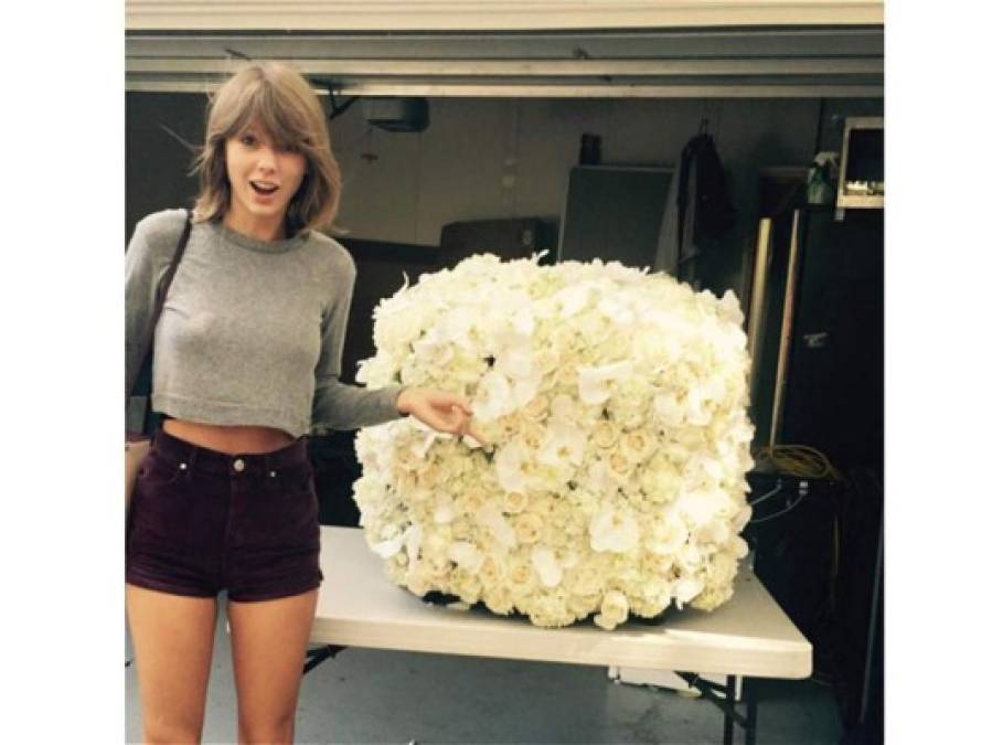Taylor Swift mostrando un impresionante ramo de rosas enviadas por Kanye West que le dejó 2,6 millones de me gusta.