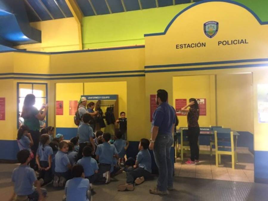 En la estación de la Policía Nacional los niños aprenden cómo interponer una denuncia.