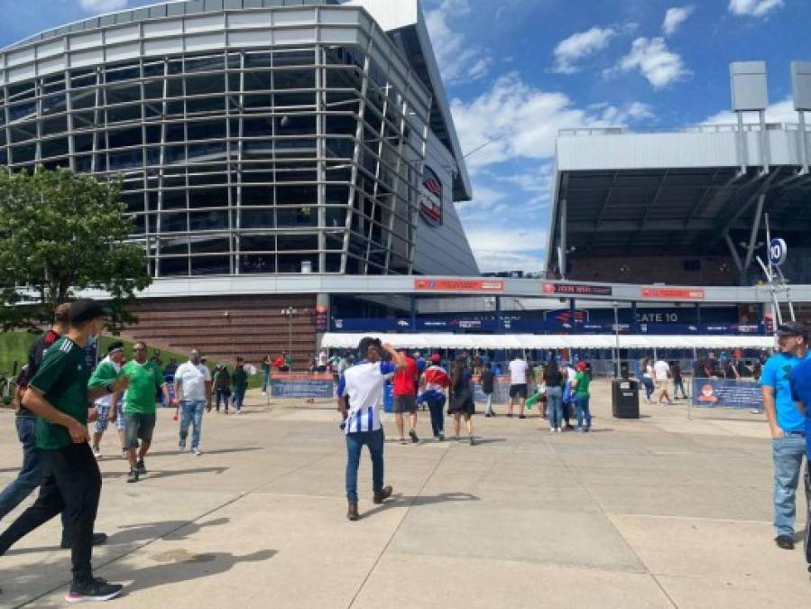 Desde horas muy temprana, los aficionados llegaron al majestuoso estadio Empower Field.