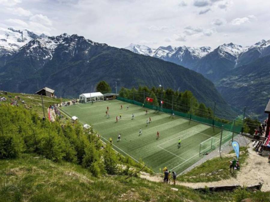 El estadio Ottmar Hitzfeld es peculiar porque queda entre las montañas de Suiza. El mayor atractivo de este estadio es la altura en la que se encuentra y el gran paisaje que se puede observar desde el campo de juego. El mayor problema es cuando la pelota se va.