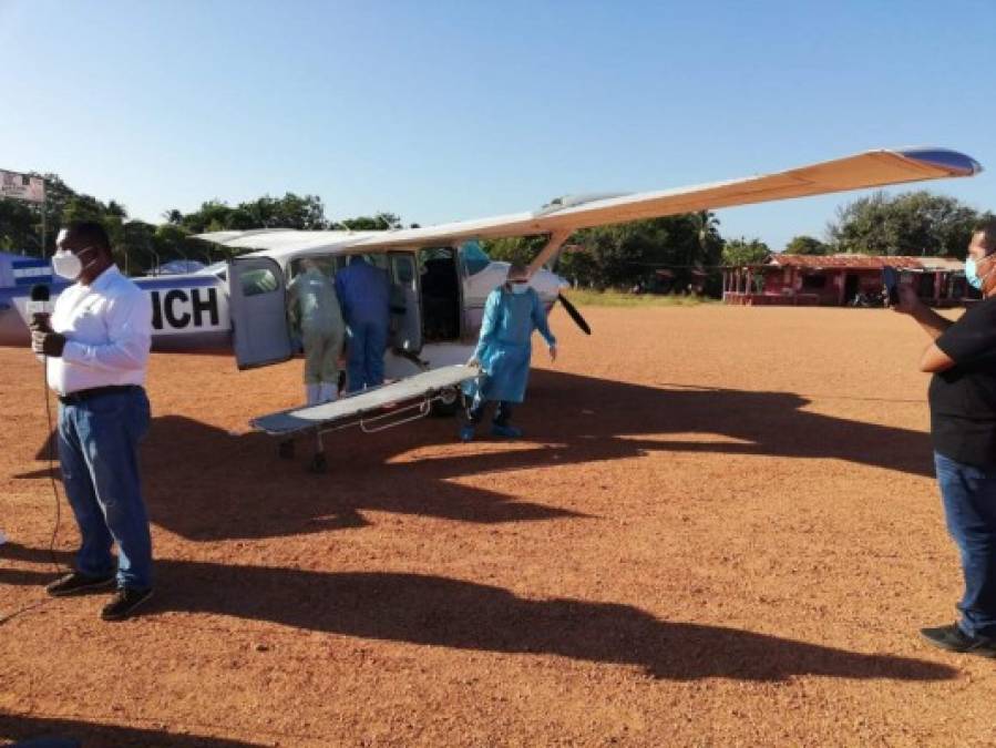 Una avioneta esperaba para el traslado del profesional de la salud, quien atendía pacientes con coronavirus en el sector de la Mosquitia, oriente de Honduras.