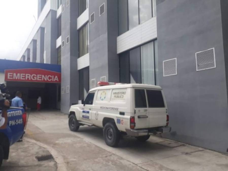 Familiares y amigos cercanos acudieron a la clínica privada en donde se encontraba el cuerpo del abogado Rubén Galán.