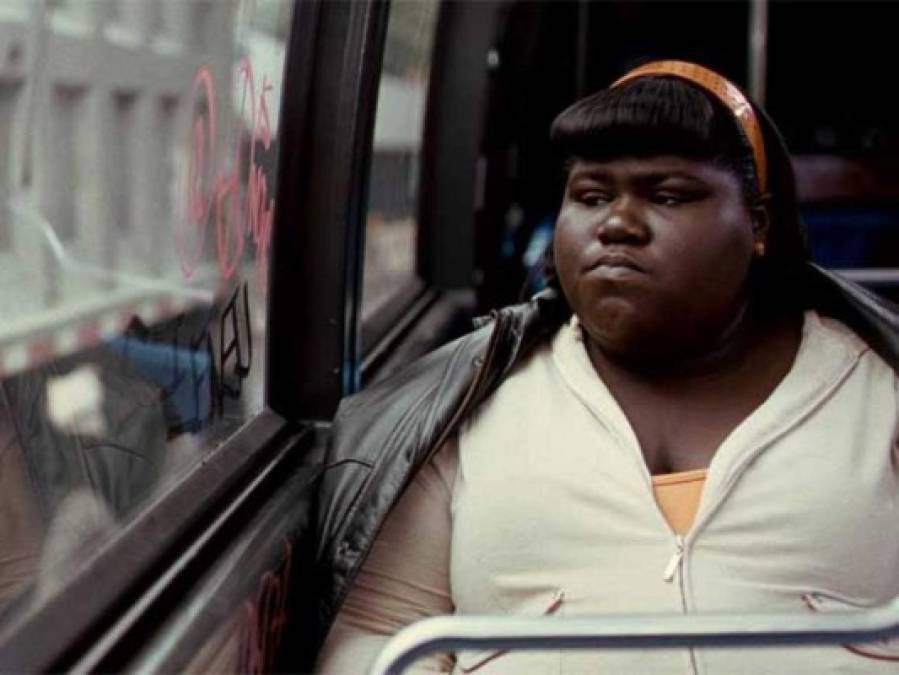 Precious<br/><br/>Clareece 'Precious' Jones (Gabourey Sidibe) es una adolescente negra y obesa de Harlem cuya madre (Mo’Nique) la maltrata constantemente. No sabe leer ni escribir y, cuando se descubre que está embarazada, es expulsada de la escuela. A pesar de todo, la directora del centro la inscribe en una escuela alternativa para que intente encauzar su vida. Su nueva profesora (Paula Patton) es la primera persona que confía en Precious y la trata con respeto.