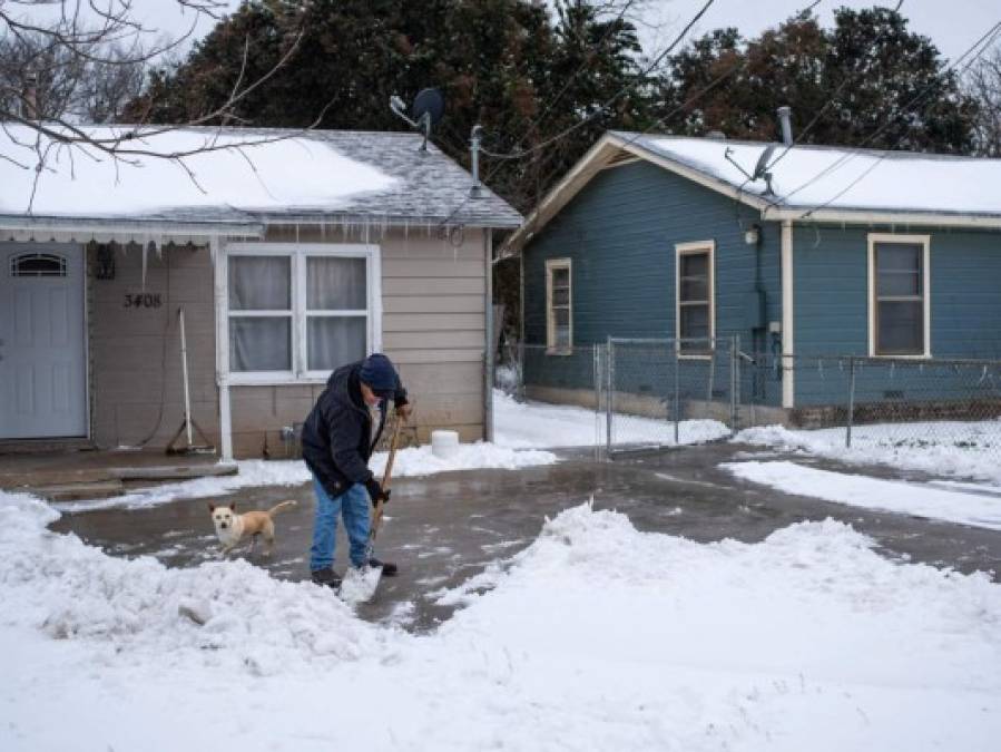 En Dallas y Austin, con temperatura de -6 grados Celsius, la nieve y las lluvias heladas todavía ocasionan problemas de tránsito, mientras siguen en vigor advertencias de inclemencias de clima desde el norte de Texas hasta Virginia Occidental.<br/>