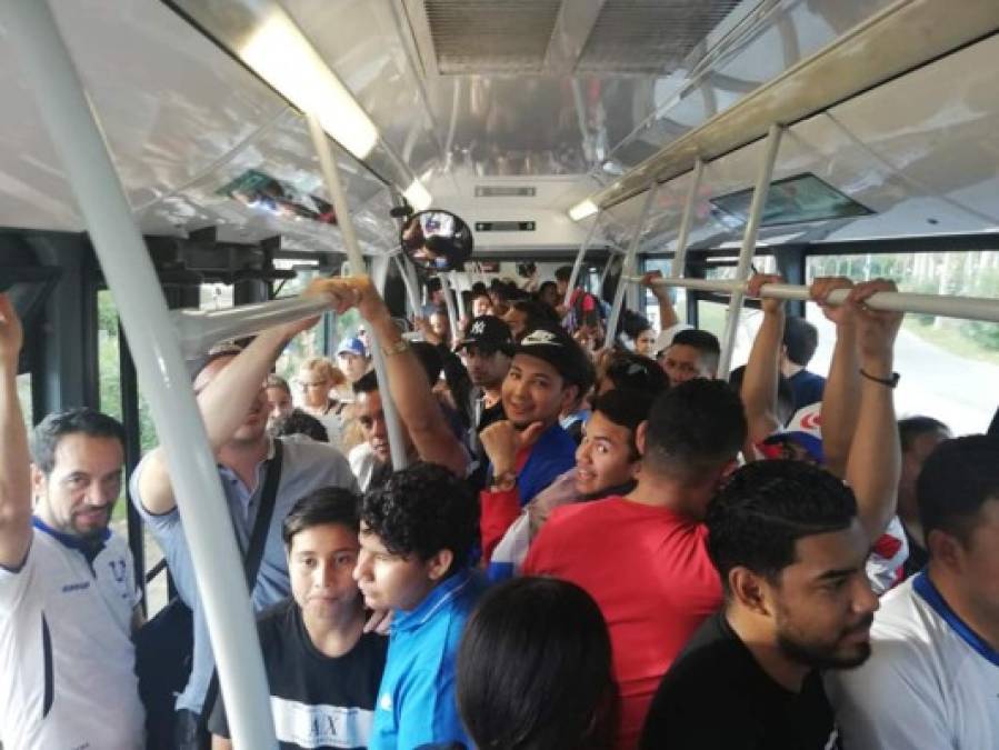 Muchos aficionados hondureño se desplazaron en autobús al estadio Olímpico de Montjuïc. Foto Facebook Radio Catracha BCN