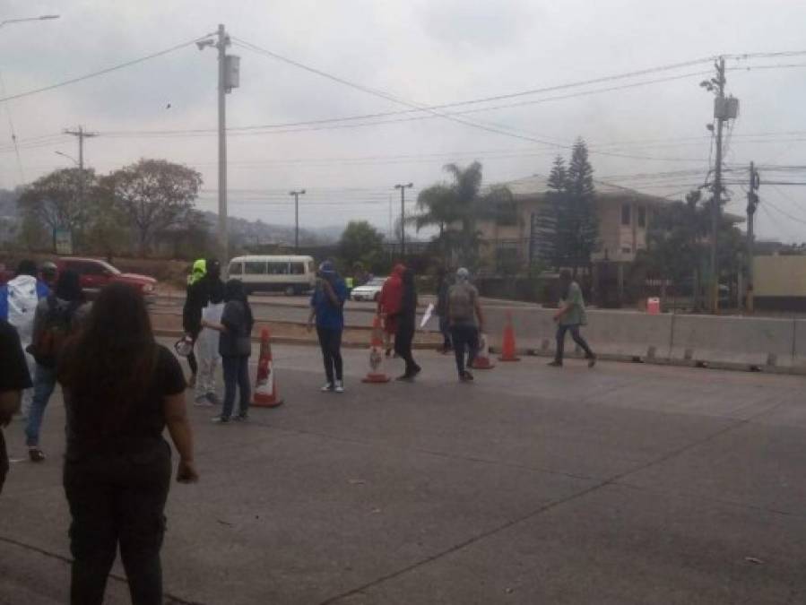 Los agentes hondureños procedieron a lanzar gases lacrimógenos a los universitarios y estos contratacaron con una lluvia de piedras.<br/>