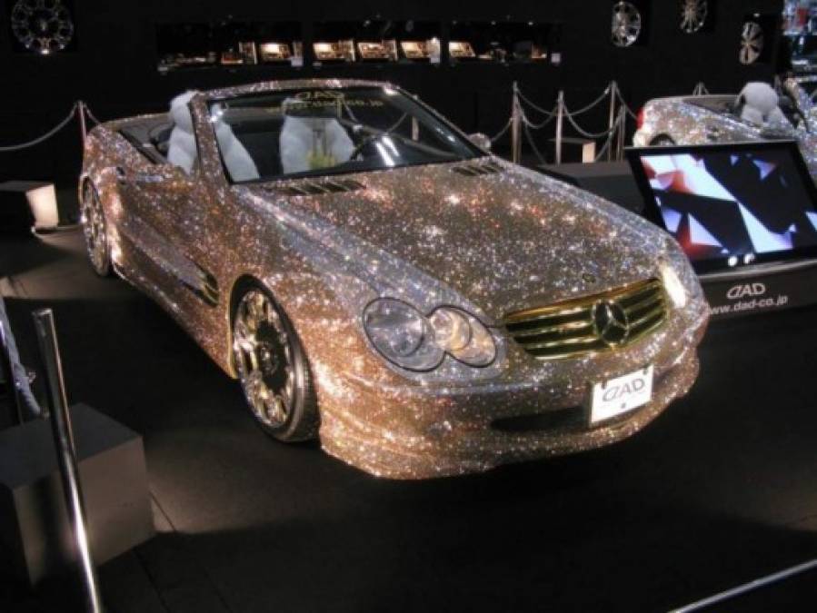La fortuna del príncipe Alwaleed Bin Talal está valorada en 30.000 millones de dólares, lo que le permite complacer todos sus caprichos, como cubrir un Mercedes SL 600 de diamantes. El auto cuesta unos 4,8 millones de dólares.