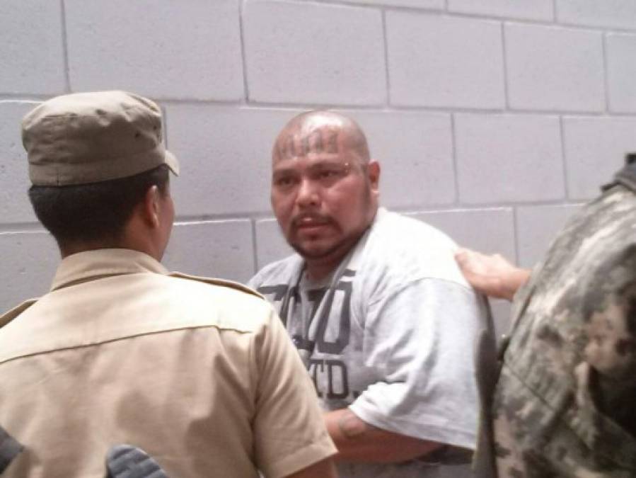 Uno de los líderes de las pandillas de Honduras que fue trasladado este lunes a la megacárcel de máxima seguridad 'El Pozo' en Santa Bárbaraa.