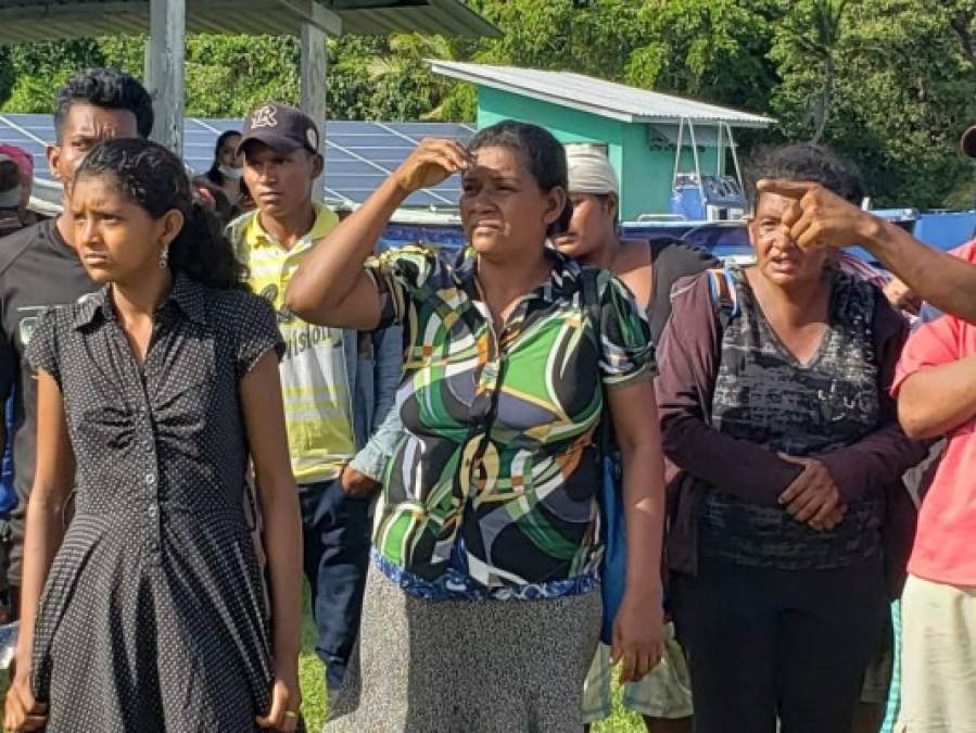 Los familiares esperan para identificar los cadáveres de sus seres queridos en la Base Naval de Caratasca, Puerto Lempira. AFP
