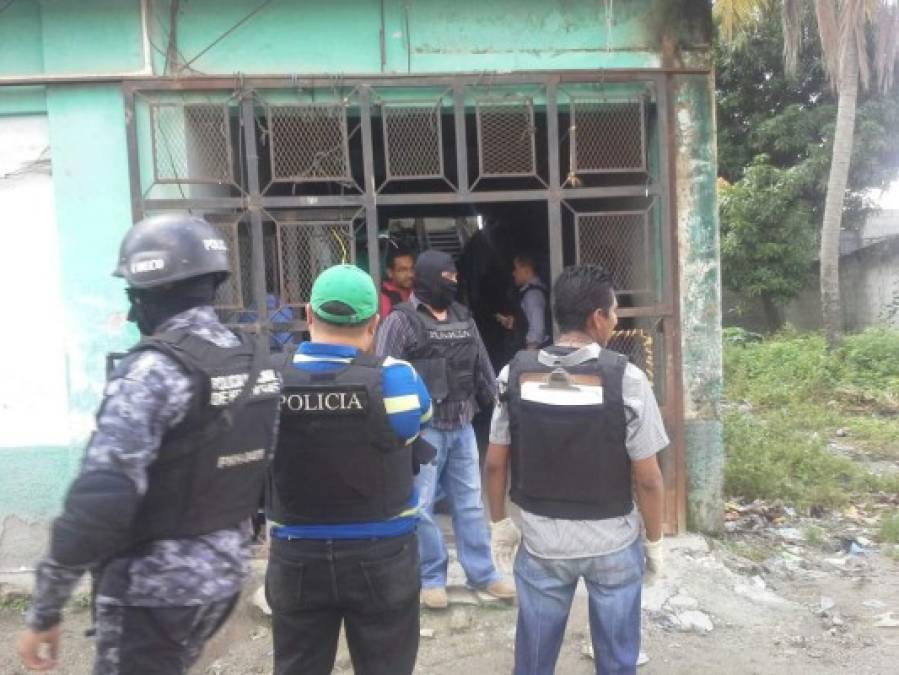 Agentes del escuadrón Cobra revisan una casa en la colonia La Pradera de San Pedro Sula.