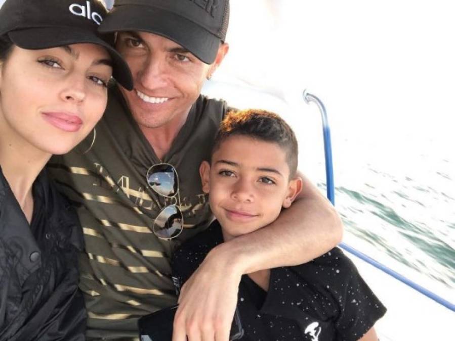 La antigua estrella del Real Madrid y su futura esposa llevan varias semanas en Dubái, bien acompañados del primogénito del futbolista, Cristiano Ronaldo Jr.