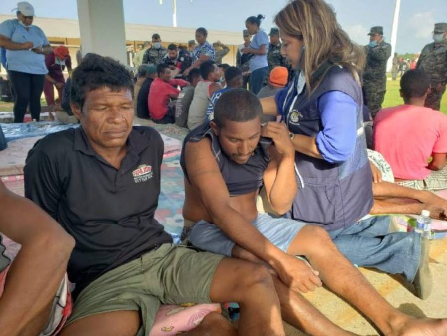 Sobrevivientes del accidente de barco son atendidos a su llegada este jueves a la Base Naval de Caratasca, Puerto Lempira, en el departamento Gracias a Dios (Honduras). EFE