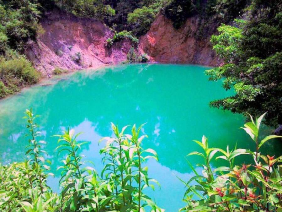 En la comunidad de Llano Largo, a la que se accede por el desvío de La Labor, antes de llegar a la ciudad de Ocotepeque, se encuentra la Laguna Azul. A la que se llega luego 45 minutos de caminata entre cafetales, ríos y caminos de montaña. También en Llano Largo, en las faldas del Parque.