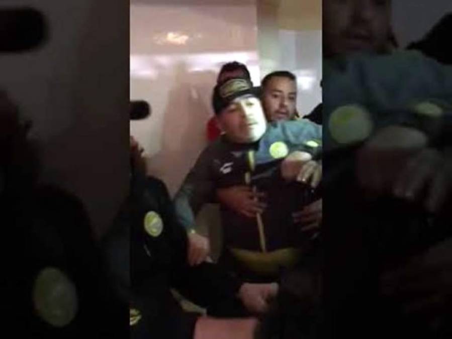 Sus compañeros del palco y algunas personas de seguridad del estadio intentaron frenar al Diez, en crisis luego de que se frustraran las posibilidades del campeonato para Dorados.<br/><br/>'¿A quién? ¡Vení, p...! ¡La chinga de mi madre! ¡Suéltenme, la p... que lo parió! ¡Quiero que me lo digan en la cara!', reclamó Maradona, a los gritos, cuando sus allegados lo retuvieron en un pasillo a la salida del sector en que vio el encuentro.<br/><br/>Sin embargo, al emprender el camino al vestuario, el entrenador se cruzó con los hinchas y les arrojó un golpe. Sus acompañantes lo controlaron y lo llevaron rápidamente al ascensor.