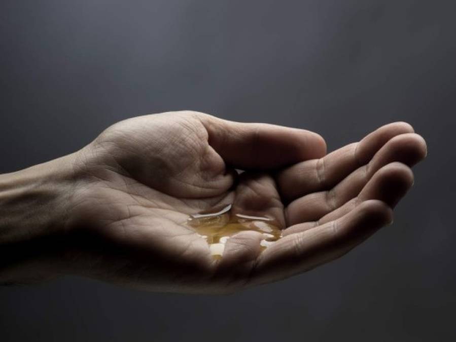 ¿Es verdad que al aplicarse aceite de sésamo en la piel se restringe el acceso del coronavirus al cuerpo?<br/>No. El aceite de sésamo no mata al nuevo coronavirus. Pero sí hay desinfectantes químicos que, aplicados sobre las superficies, pueden matarlo.