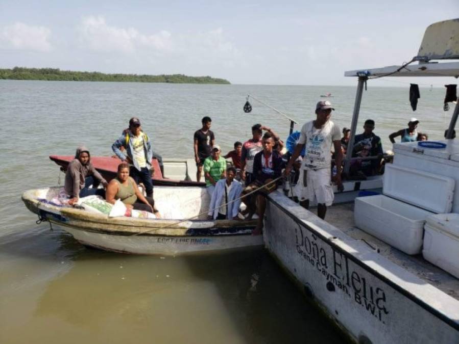 Al menos 27 personas murieron ahogadas al naufragar este miércoles la embarcación en la que se transportaban en aguas del Caribe de Honduras. AFP