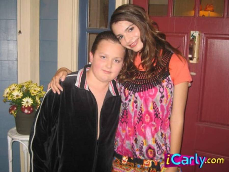 Su primer amor<br/>Emily Ratajkowski se volvió viral cuando recordó su primer papel como actriz. La famosa apareció en dos episodios de la serie de Nickelodeon, iCarly, cuando tenía apenas 18 años. Ratajkowski interpretó a la enamorada de Gibbs (Noah Munck).<br/>