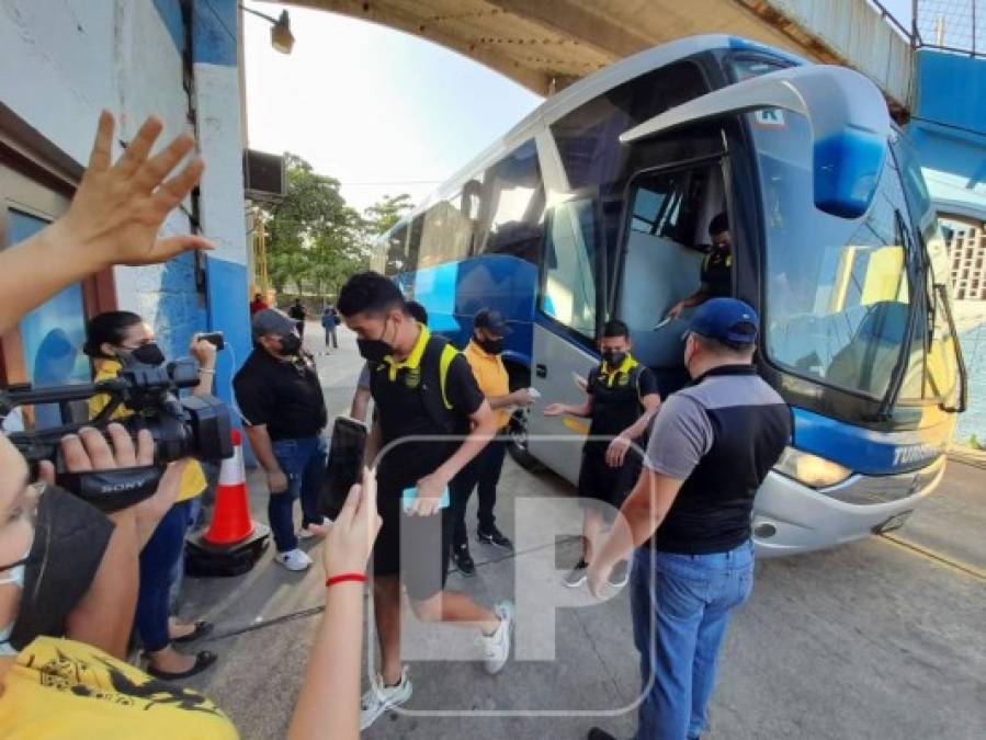 La llegada del plantel del Real España al estadio Olímpico.