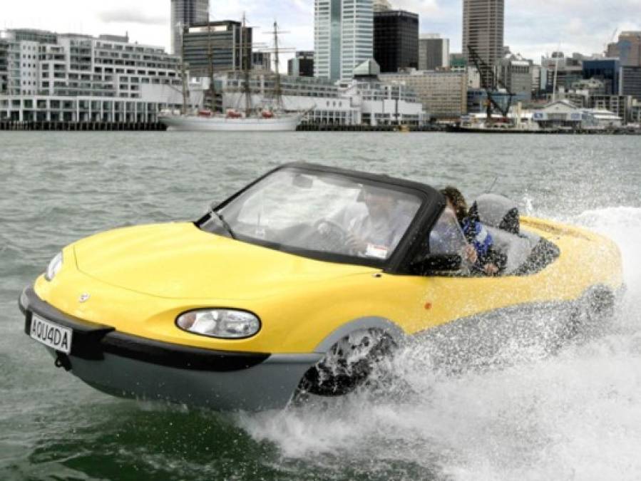 Otro de los caprichos de Fazza que trascendió en los medios fue la compra de seis autos anfibios al estilo James Bond, diseñados para circular en agua y en arena.