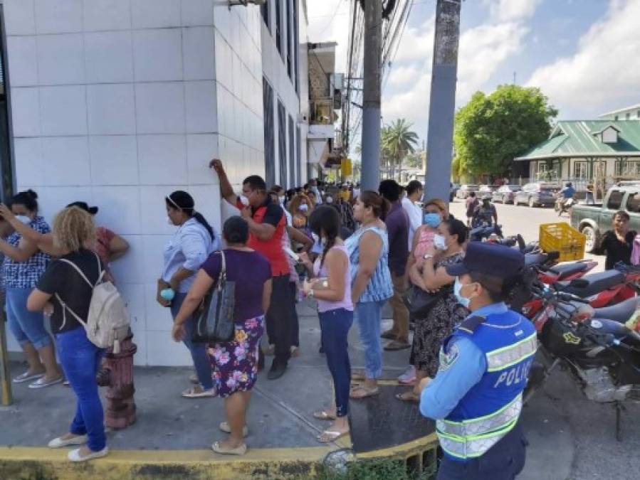 Algunos usuarios utilizan una mascarilla para protegerse, sin embargo, no se respeta distancia y hay decenas de ellos que no utilizan ningún tipo de protección.<br/>