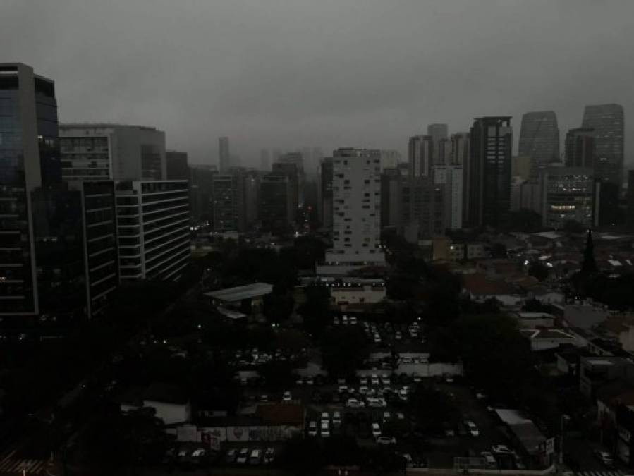 La tarde del lunes, Sao Paulo se oscureció por completo antes de las 16H00 locales, como consecuencia de la llegada de una corriente fría y de vientos que cargaban partículas de quemas en Paraguay.