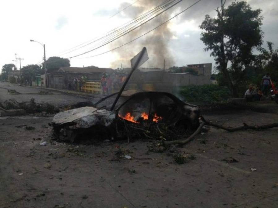 Honduras amaneció hoy con la ocupación violenta de carreteras que impiden la circulación de vehículos en importantes ciudades tras la declaración del Tribunal Supremo Electoral (TSE) sobre las elecciones generales en del pasado 26 de Noviembre.<br/>