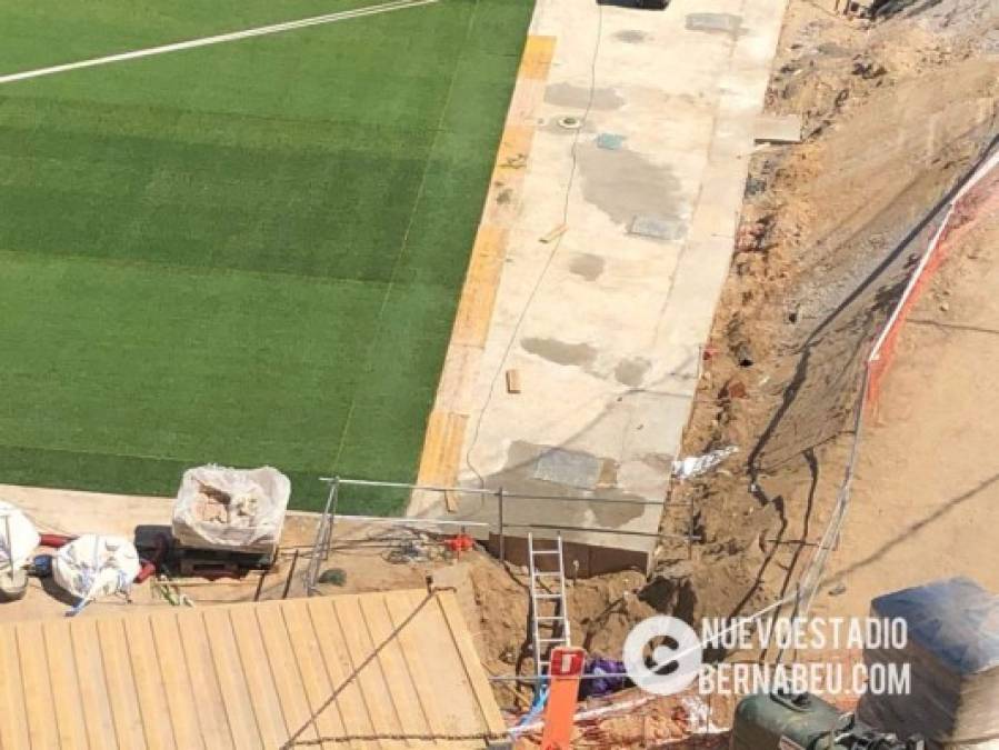 Las obras de remodelación del estadio del Real Madrid siguen su curso y esas obras habían hecho desaparecer el césped, así como partes de las gradas. Desde hace semanas, el club blanco ya estaba preparando la colocación del nuevo césped y ahora ya se ve el verde de nuevo en el estadio blanco.