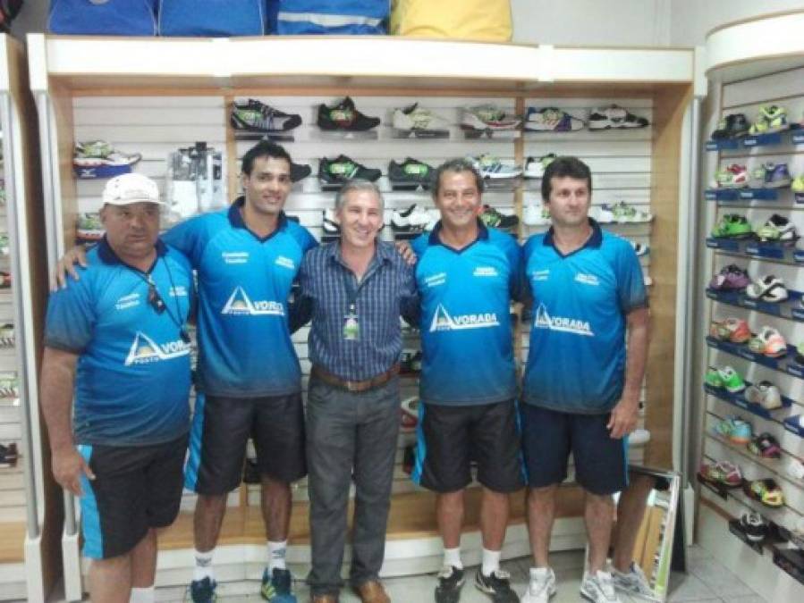 Además de tener su tienda, el brasileño Everaldo Ferreira tiene su propia escuela de fútbol.