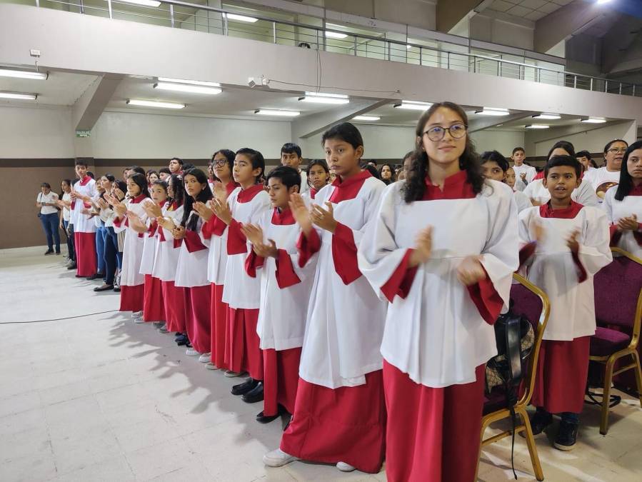 Ellos son conocidos como monaguillos, acólitos o servidores del altar. Centenares de niños y jóvenes que hacen esta labor en las parroquias y comunidades del <b>arzobispado de San Pedro Sula</b> se dieron cita para participar en el 13 encuentro <b>arquidiócesis </b>de <b>monaguillos</b>.