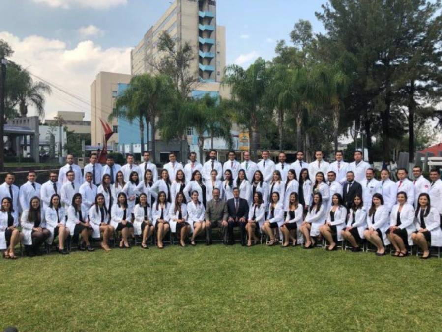 Fotografía de Lourdes Rodríguez en México, junto a compañeros médicos que conformaron la graduación de especialidad en radiología.