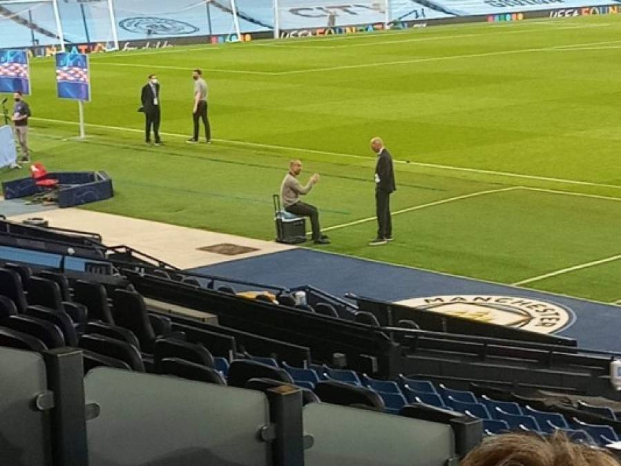 La imagen viral al final del partido. Zidane y Guardiola volvieron al campo tras las conferencias de prensa y estuvieron charlando por varios minutos.