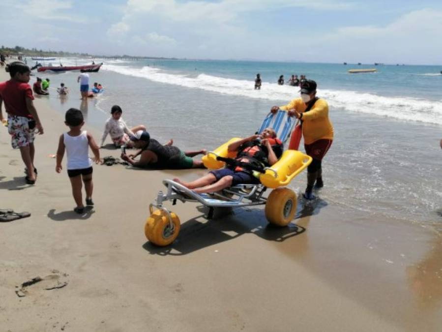 El tierno acto de los apagafuegos hondureños ocurrió en las famosas playas del municipio de Tela, en el litoral Atlántico de Honduras.