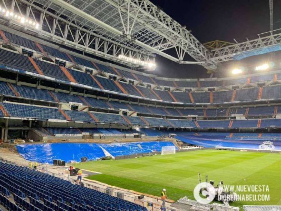 El Real Madrid ha tapado con lonas los graderíos de la zona baja que todavía no están remodelados para evitar imágenes imperfectas en televisión. El Bernabéu ha sufrido una metamorfosis impresionante en los últimos días.