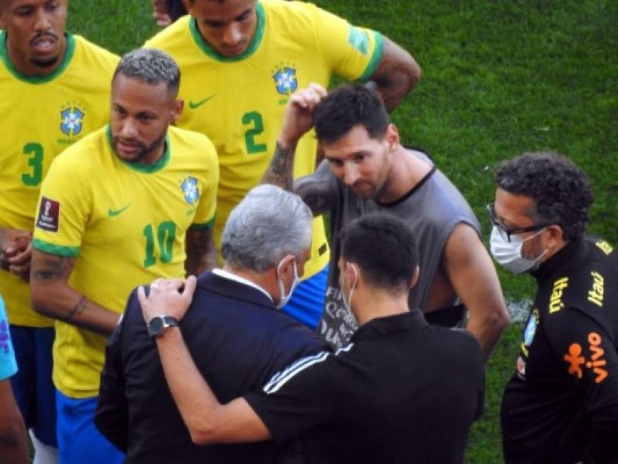 Messi junto con Scaloni, se puso a hablar con Neymar y Tite y rápidamente se leyeron sus labios: 'Nos vamos'.