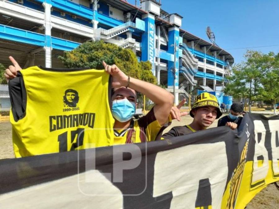 Los seguidores de la Máquina tiñeron de amarillo y negro el inmueble sampedrano y alentaron al equipo.