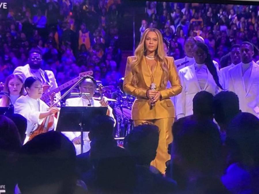 Durante el funeral de Kobe Bryant y su hija Gianna, Beyoncé subió al escenarioy tuvo un lindo gesto al interpretar su exitosa canción 'XO' (la canción favorita de Kobe), seguida de 'Halo' junto a un coro especial. 'Estoy aquí porque amo a Kobe. Está era una de sus canciones favoritas', indicó la artista.