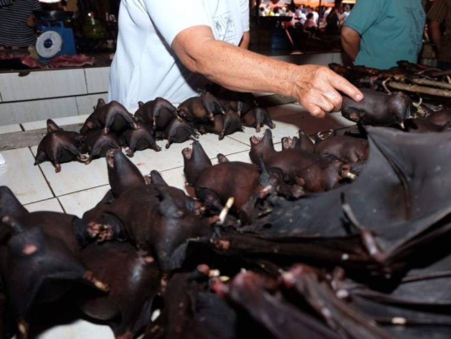 Medios británicos informaron que en varios mercados chinos, los comerciantes han reanudado la venta de los murciélagos, origen de anteriores epidemias coronavirus y del que expertos sospechan pudo haber surgido la pandemia que se ha cobrado la vida de más de 34,000 personas en todo el mundo.