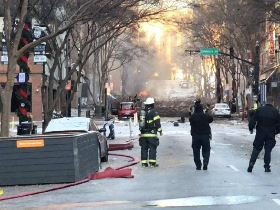 Equipos de emergencia locales atienden las consecuencias de la explosión registrada en el centro de la ciudad.