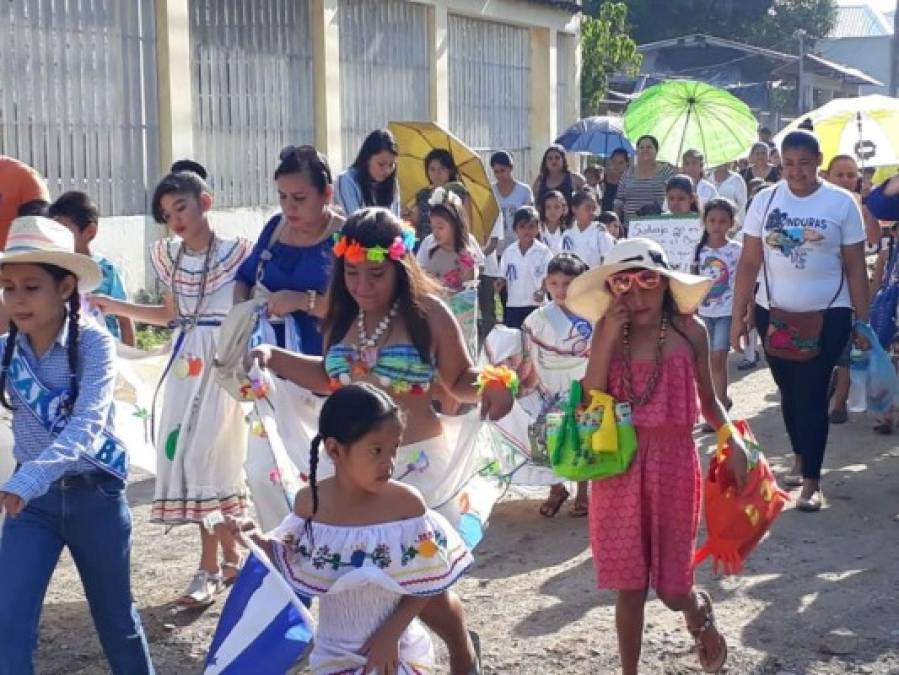 Escolares muestran sus mejores galas en desfiles del 14 septiembre