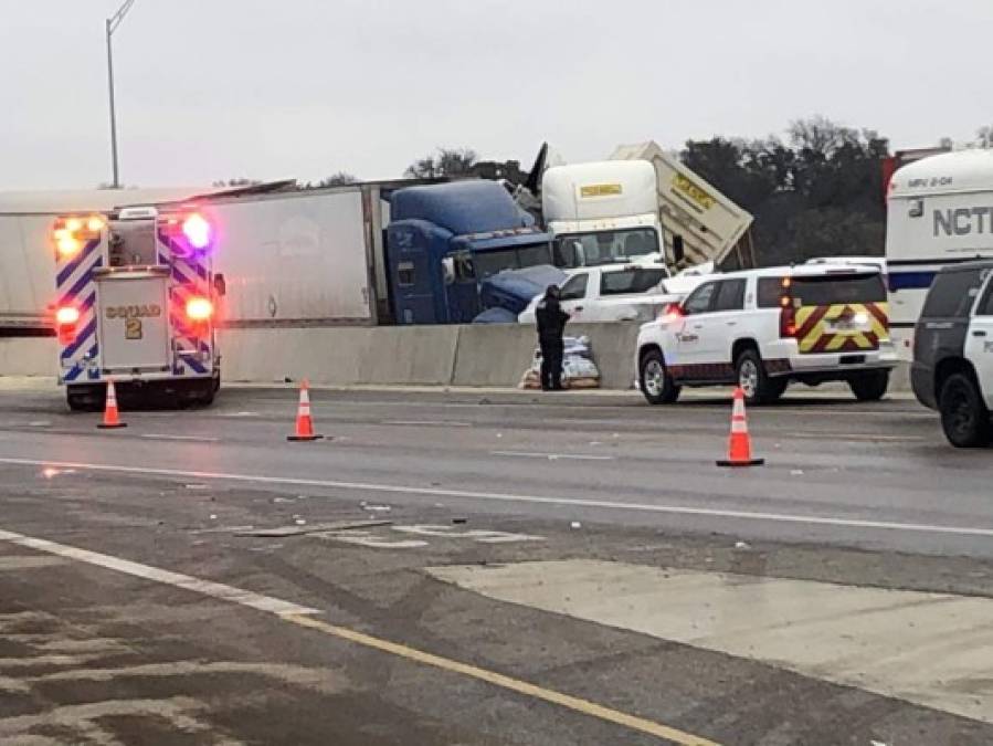Impactantes imágenes del gigantesco accidente en una autopista congelada de Texas