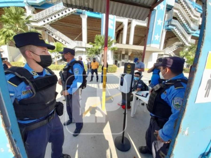 Los miembros de la Policía Nacional estuvieron atentos a todos los detalles previo al partido.