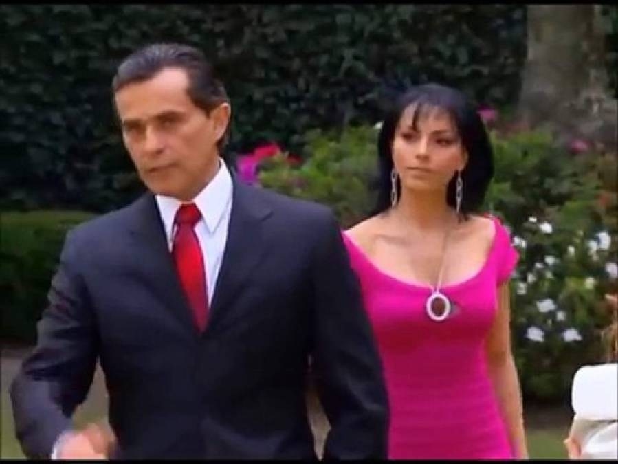 La actriz compartió en el programa Sale el Sol que fue en el set del melodrama de TV Azteca que salió al aire en 2008, donde era protagónica, que tenía escenas de momentos muy apasionados con el histrión, pero al terminar y escuchar el 'corte', él la empujaba.