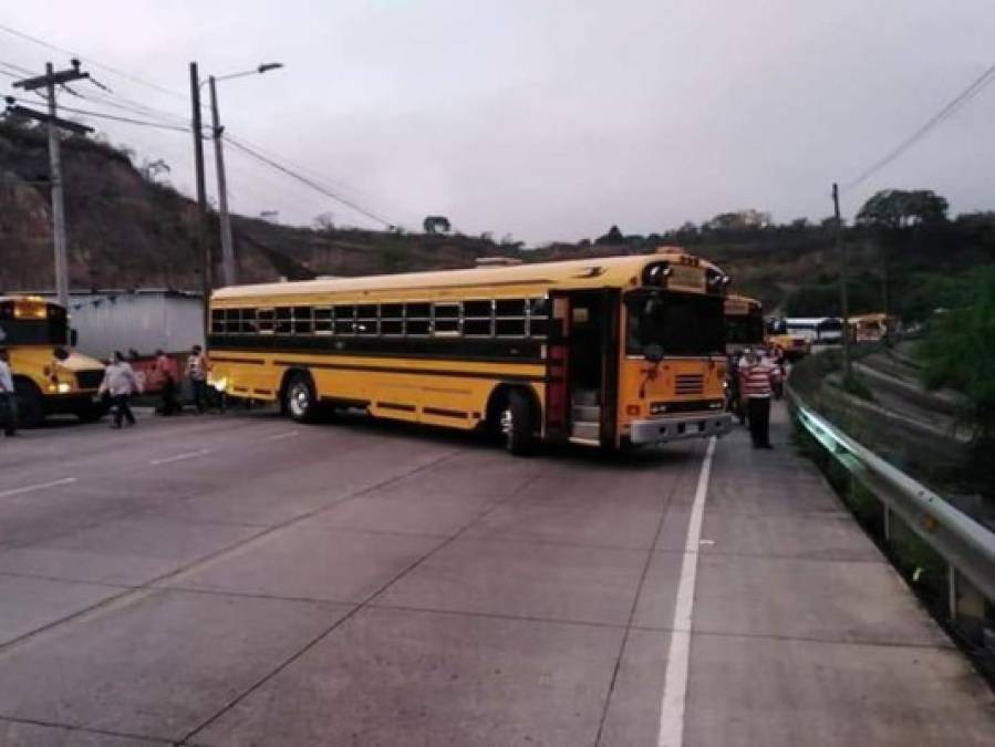 Al menos nueve departamentos del país registran toma de carreteras. En Tegucigalpa, conductores urbanos exigen el cumplimiento. Demandan que es imposible operar con las condiciones actuales. Sinager habilitó al transporte público en agosto de 2020, tras meses en los que fue se mantuvo en Honduras un confinamiento casi total. Foto cortesía: Marcos Salinas