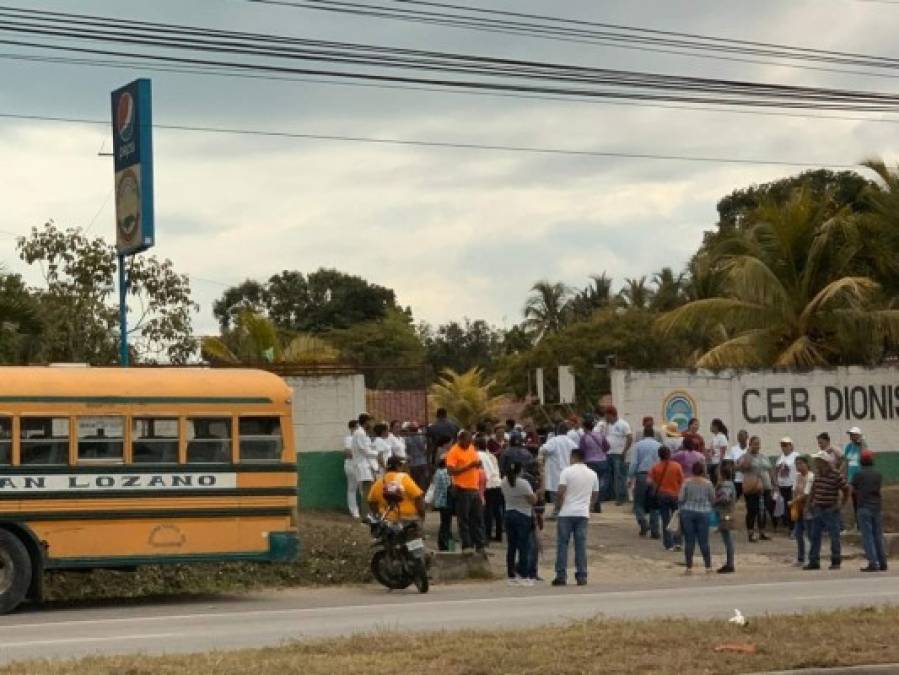 Maestros y médicos también realizaron plantones en centros educativos.