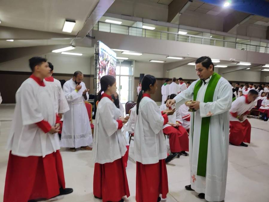 Además, hay niños para también niñas que hacen ese servicio con amor, vocación, dedicación y ayudan a los <b>sacerdotes </b>en sus misas de manera ejemplar.