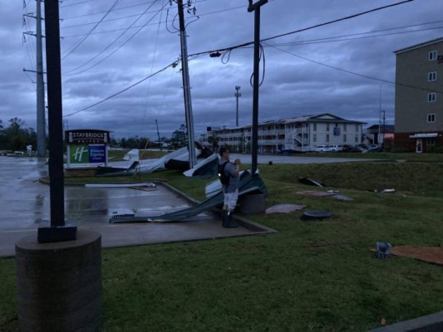 Laura tocó tierra la madrugada de este jueves en Cameron, Luisiana, con categoría 4, con vientos de 240 km/h.