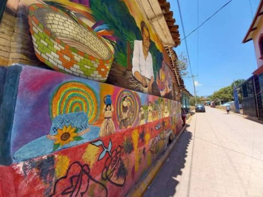 Murales de Arada, Santa Bárbara. Recientemente difundidos y que se convierten en un predilecto destino turístico.