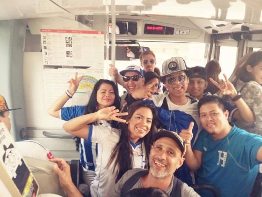 Muchos aficionados hondureño se desplazaron en autobús al estadio Olímpico de Montjuïc. Foto Facebook Radio Catracha BCN