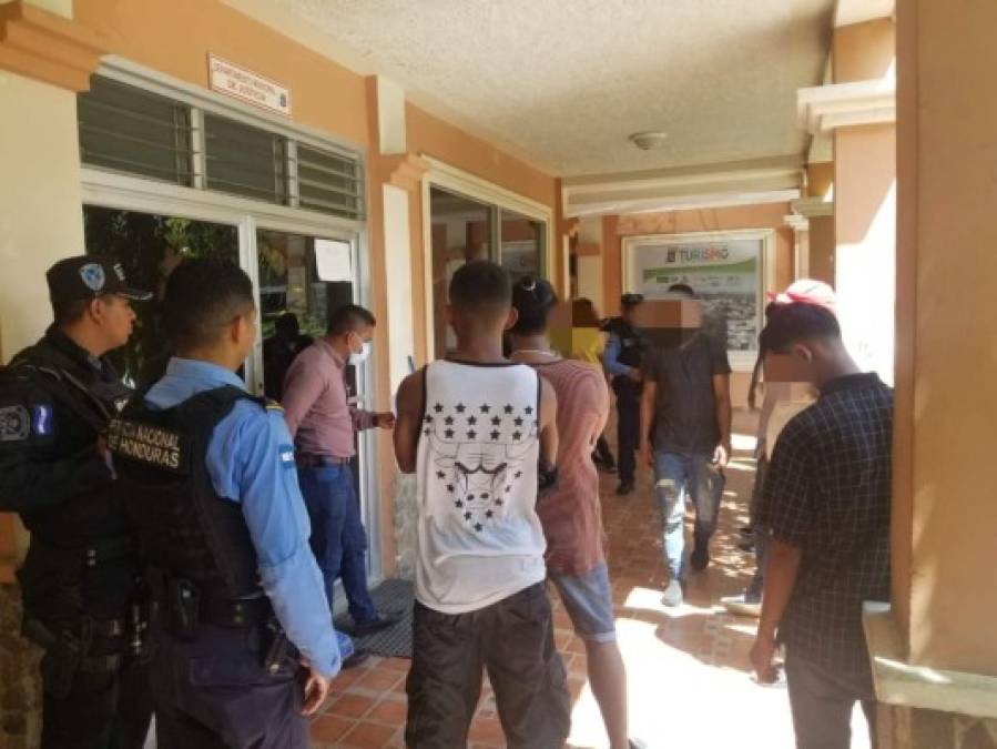 En Puerto Cortés 13 personas fueron detenidas por no seguir la instrucción de las autoridades. Los capturados se encontraban en diferentes establecimientos consumiendo bebidas alcohólicas, según la Policía.