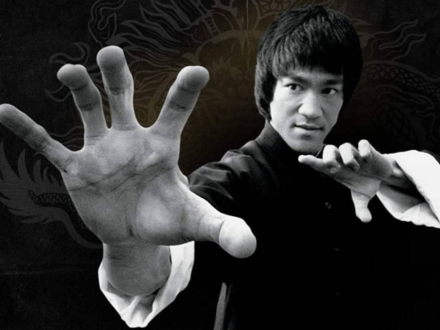 El destacado actor Bruce Lee, maestro de las artes marciales.